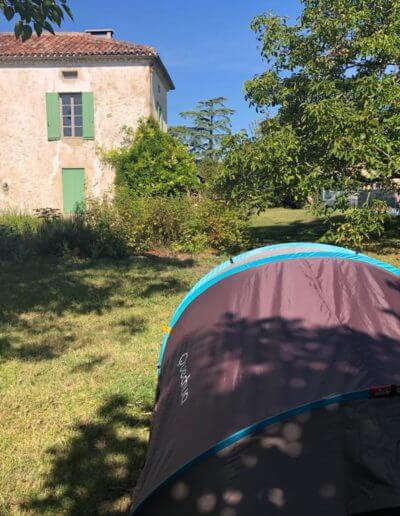 Tente dans le jardin de Laragne en Gascogne comme hébergement